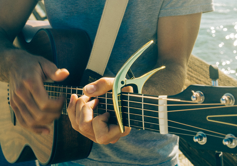 Gitarre spielen mit einen Capo Know-How_Kapodaster_Atmo_800x560Px.jpg